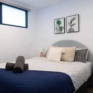 Landmark 2-Bed Apt In Box Hill - Convenient Living Exterior photo