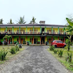 Spot On 92827 Anisah Adil Homestay Syariah 外南梦 Exterior photo