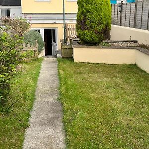 Pet Friendly Cottage Pool Exterior photo