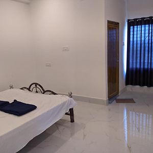 The Outlook Inn Bāghmundi Exterior photo