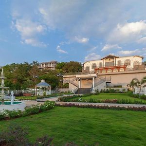 Bellevue Palace By Stayvista - Lavish Abode With A Pool, Landscaped Lawn, Gazebo & Adventure Activities 纳西克 Exterior photo