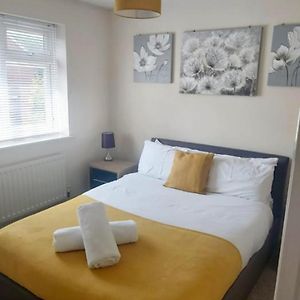 Ashford Holiday Home Smithy Drive Sleeps 5 Free Wifi And Vehicle Parking Kingsnorth Exterior photo