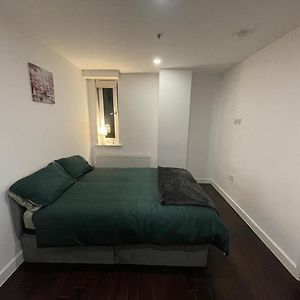 Amazing 1 Bedroom Flat In Essex Th104 巴塞尔顿 Exterior photo