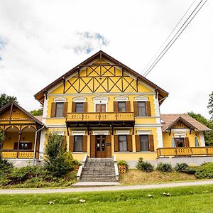 Sasreti Vadaszkastely Almamellek住宿加早餐旅馆 Exterior photo