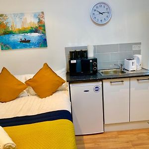 London Studio Apartments, Private Bathroom, Kitchenette, Parking, Np4 Exterior photo