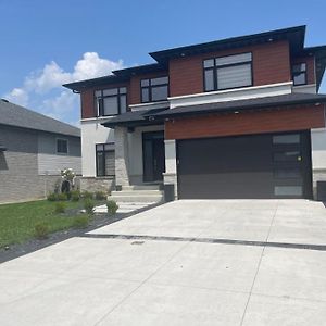 Luxury Modern Smart Home For Vacation 温莎 Exterior photo
