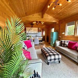 普里茅斯Yealm Cabin Self Catering Log Cabin In Devon With Hot Tub别墅 Exterior photo