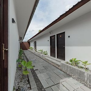 Urbanview Hotel Yoga Palangkaraya By Reddoorz Tumbangrungan Exterior photo