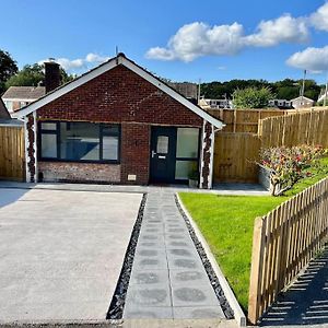 Modern Bungalow In Good Location Aberdulais Exterior photo