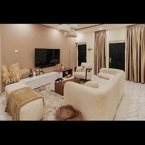 Premium 2-Bedroom Oasis With Starlink 拉各斯 Exterior photo