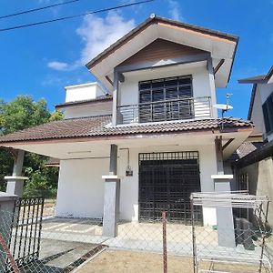 Sejati Homestay Pengkalan Cepa Exterior photo