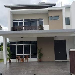 Homestay Fe-Feeling Artis With 4 Bedrooms 万挠 Exterior photo