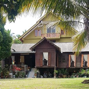 Roomstay "Ghumah Uwan" Batu Kikir Exterior photo