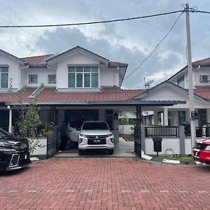 No 5 Nazirin Homestay Tmn Desa Manjung 卢穆特 Exterior photo