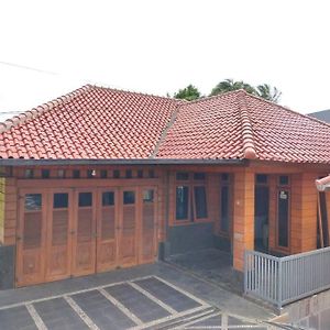 Rumah Kayu Syariah 库宁岸 Exterior photo