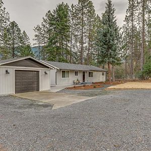 Delightful Grants Pass Home With Hot Tub! Exterior photo