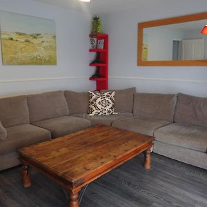Chelsea House-Huku Kwetu Dunstable-3 Bedroom House - Suitable & Affordable -Business Travellers - Group Accommodation - Comfy, Spacious With Lovely Garden Views Houghton Regis Exterior photo