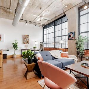 Two Stunning Adler Loft By Cozysuites 圣路易斯 Exterior photo