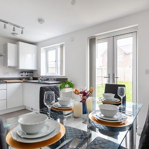 New Luton 3 Bedroom House, Contractors & Families, Sleeps 7 With Free Parking & Wifi Exterior photo