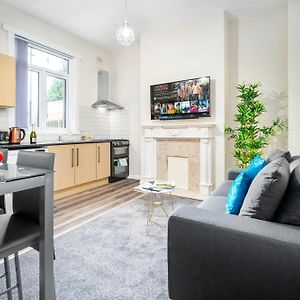 2 Bedroom Apartment - West Brom - Netflix - Wifi - Parking - Excellent Value - Wba 西布罗姆维奇 Exterior photo