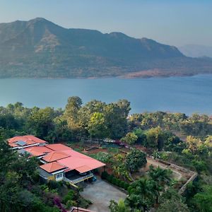 Ekam Lake House By Stayvista With Mountain & Lake Views, Outdoor Jacuzzi, Sauna, Modern Amenities & Kitchen Garden 浦那 Exterior photo