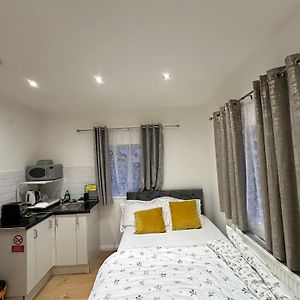 Luxury Ensuite 2Nd Studio Flat With Great Views In Keedonwood Road With Fully Own Bathroom Newly Added And Private Kitchenette 布罗姆利 Exterior photo