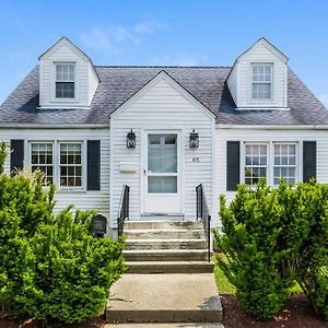 Charming Beachside Home 布里奇波特 Exterior photo