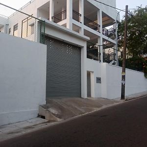 Large 4 Bedroom Spacious Apartment In Nugegoda, Colombo Exterior photo