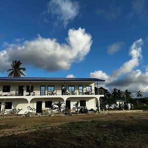 Langi-langiban Mario'S White House旅馆 Exterior photo