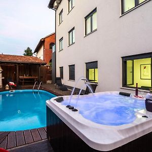 Cozy Apartment In Kastel Kambelovac With Jacuzzi Kaštela Exterior photo