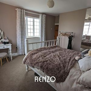 Beautiful 4-Bed Home In Nottingham By Renzo, Peaceful Location, Sleeps 8! Burton Joyce Exterior photo