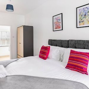 Impressive 4 Bed House Sleeps 8 Private Parking, Fast Wifi 2X Smart Tvs Netflix & Foosball, Business Travellers Relocaters Leisure Welcome Haversham Exterior photo