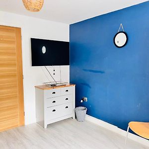 Brand New 2 Bedroom Apartment With Wi-Fi Sleeps 4 - Tanzanite 剑桥 Exterior photo