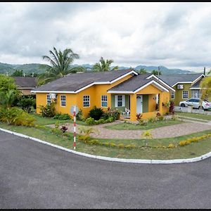 Draxhall Villa In Ochio Rios With King Bed And Ensuite Near Dunns River Falls- 3 Mins From Beach! Mammee Bay Exterior photo
