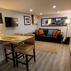 1 Bedroom Basement Apartment With Free Parking 布兰普顿 Exterior photo