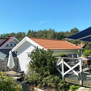 Modern And Cozy Cottage Near Beautiful Fjällbacka Exterior photo