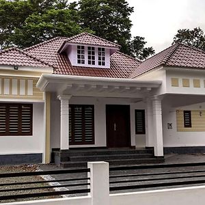 Royal Home Kuravalangad Exterior photo