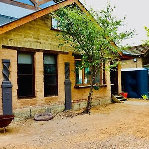 Exclusive & Unique Sustainable Mudbrick Home 墨尔本 Exterior photo