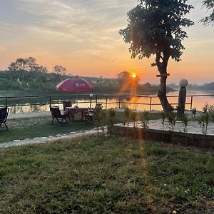 Chitwan Riverside Resort 索拉哈 Exterior photo