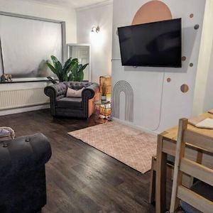 3 Bedroom House By The Cosy Corner Short Lets & Serviced Accommodation Greater Manchester With Free Parking, Free Wifi, Private Grden & Hospital 博尔顿 Exterior photo