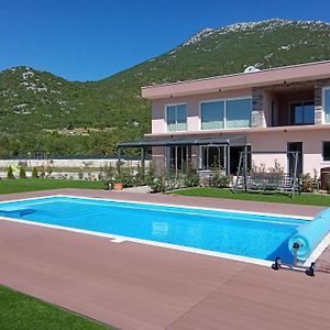 Villa Nebo 9&1 'Heated Pool' Jacuzzi' Tenis Court' Huge Garden 奥米什 Exterior photo