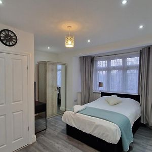 Elegant 2-Bedroom Double En-Suite Flat - London Wanstead Exterior photo