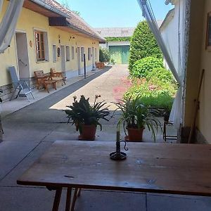 Bauernhaus Mit Grossem Innenhof Und Garten Seefeld-Kadolz Exterior photo