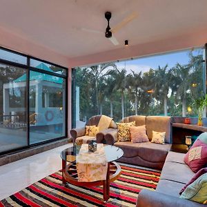 Stayvista'S Palm Perle Villa - Pet-Friendly Retreat With Terrace, Lawn & Pool Table 博帕尔 Exterior photo