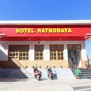 Oyo Flagship Hotel Ratnodaya 阿尔莫拉 Exterior photo