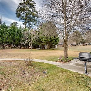 Cozy Austell Home With Sunroom - 4 Mi To Six Flags! Exterior photo