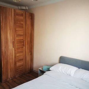 Chic 2-Bedroom Apartment In 13Th District 乌兰巴托 Exterior photo