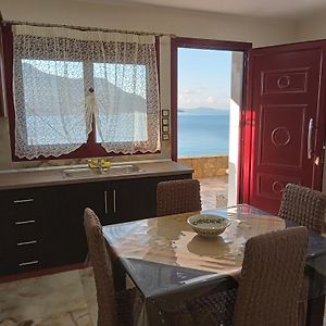 Bazakos' Luxury Sea Front Apartment 弗尔尼拉亚斯 Exterior photo
