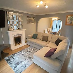 Cosy 4 Bedroom Holiday Let Stevenage 22Mins From London On The Train Exterior photo