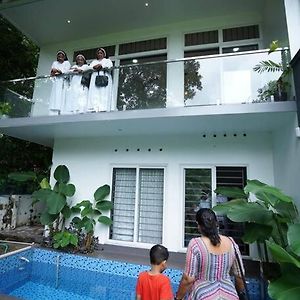 Ultra Modern Glass House With Large Swimming Pool And Garden 戈德亚姆 Exterior photo
